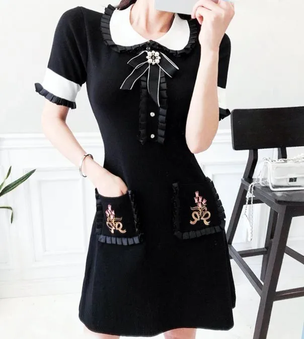 Luxury Designer Women Floral Embroidery Lady Temperament Pocket Bow Knitting Lapel Collar Ruffle Short Sleeve Mini Dress Dresses
Luxury Designer Women Floral Embroidery Lady Temperament Pocket Bow Knitting Lapel Collar Ruffle Short Sleeve Mini Dress Dresses