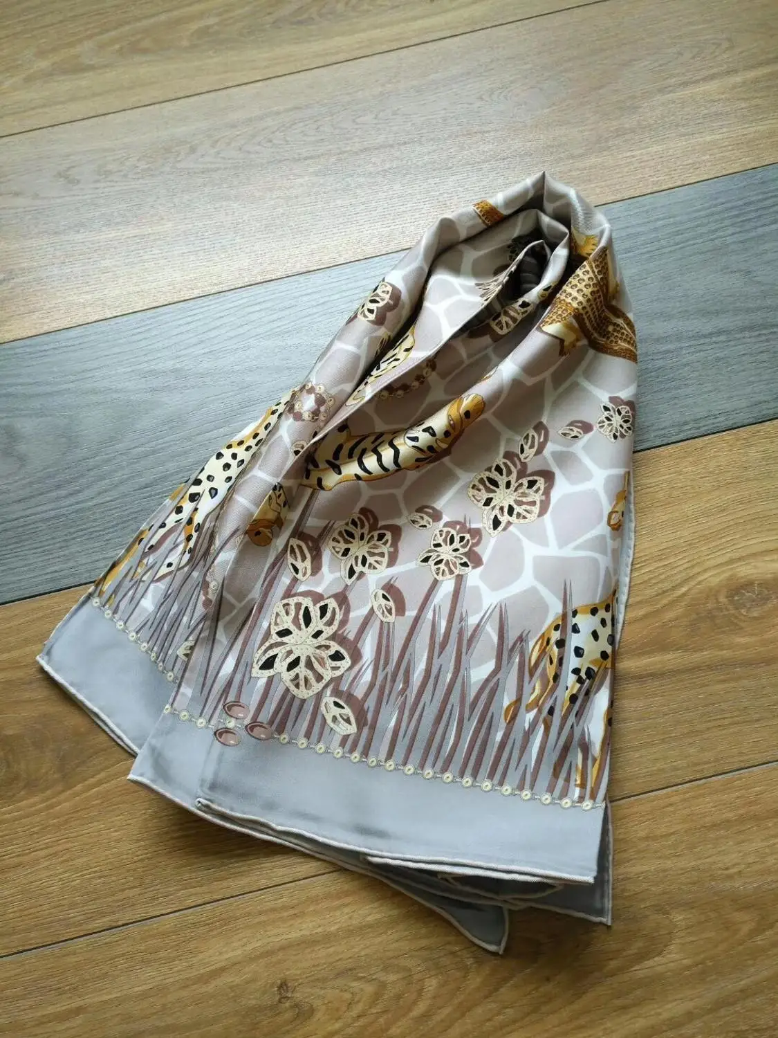 2019 new arrival fashion classic pattern 100% silk scarf 90*90 cm square shawl twill wrap for women free shipping
2019 new arrival fashion classic pattern 100% silk scarf 90*90 cm square shawl twill wrap for women free shipping