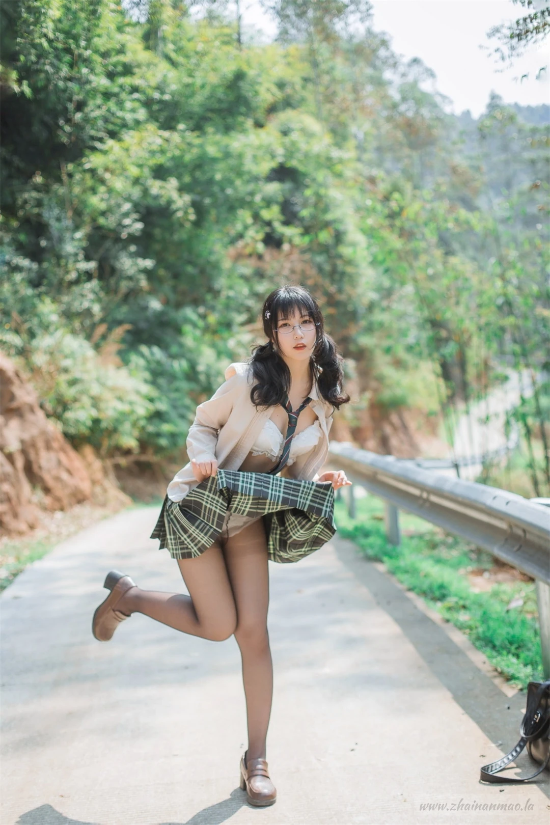 【微博妹子】逐月SU 野外露出 - 小路 (45P)附