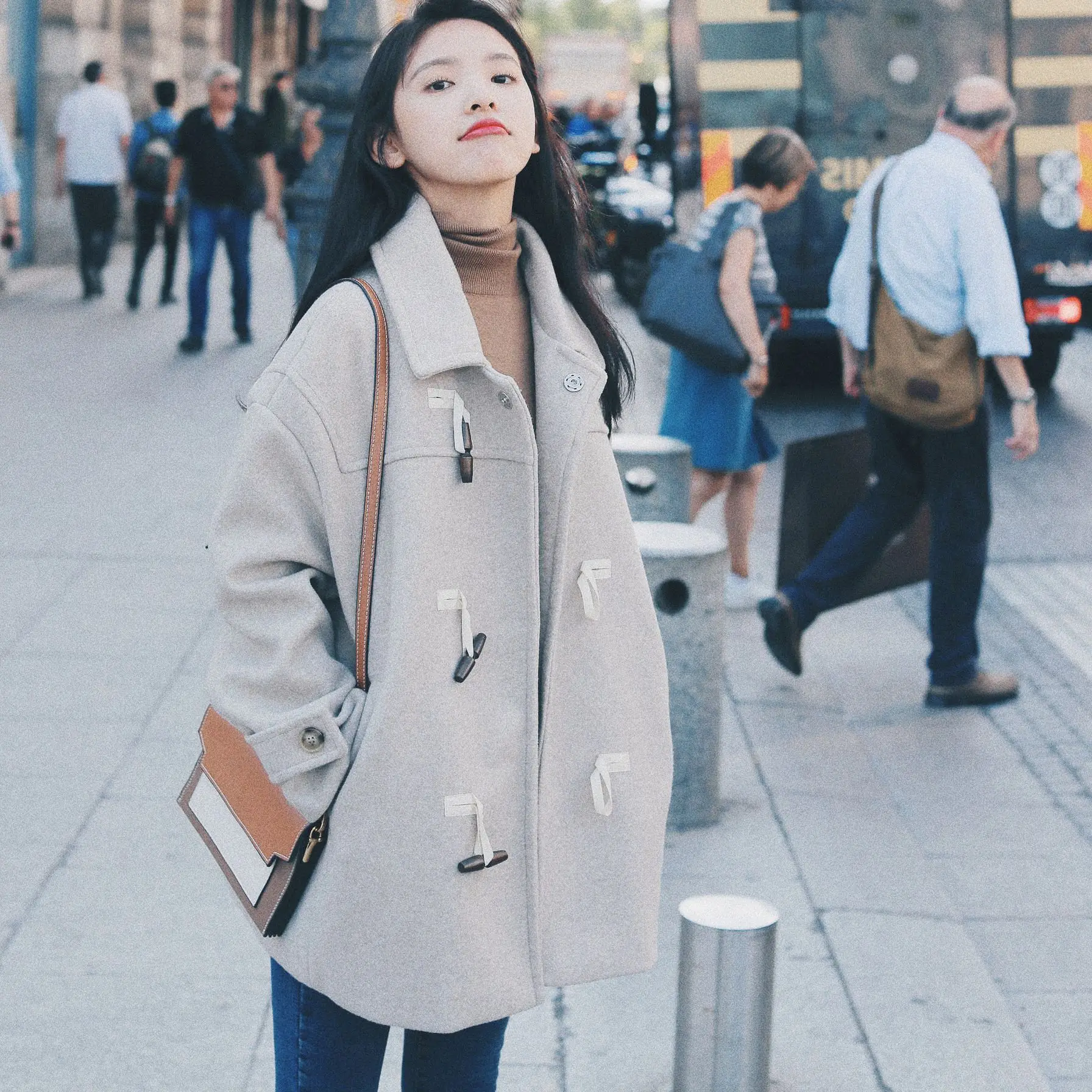 Casual Loose Winter Short Fashion Wool Coats Horn Button Wool Blend Coat and Jacket Turn-down Collar Solid Coat Femenino
Casual Loose Winter Short Fashion Wool Coats Horn Button Wool Blend Coat and Jacket Turn-down Collar Solid Coat Femenino