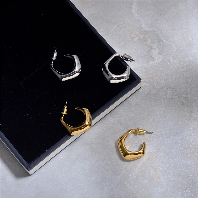 European and American minority design new fashion simple water drop earrings female net red metal cold temperament
European and American minority design new fashion simple water drop earrings female net red metal cold temperament