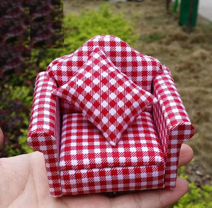 Miniature gingham plaid sofa with cushion 1/12 dollhouse doll house home decoration
Miniature gingham plaid sofa with cushion 1/12 dollhouse doll house home decoration