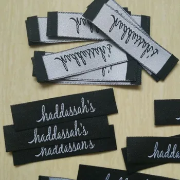 Custom shop name End fold black Damask cloth woven label for dress 60 mm * 15 mm
Custom shop name End fold black Damask cloth woven label for dress 60 mm * 15 mm