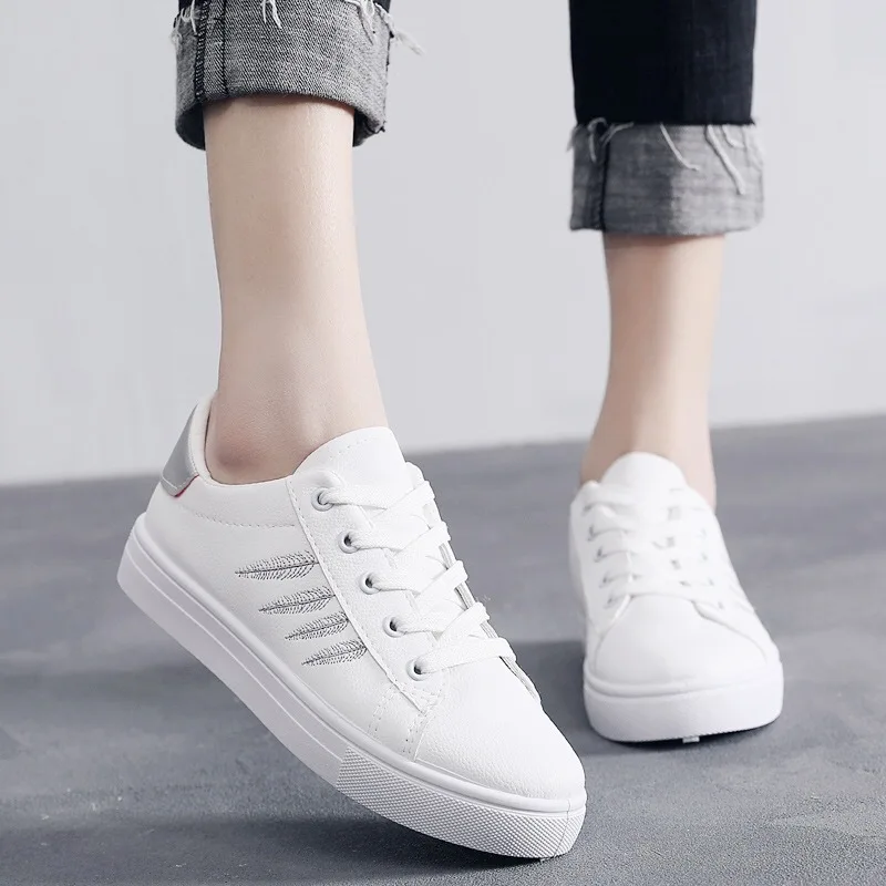 2019 Spring Women Shoes Embroidery Flower Female Chic Casual Shoes Sneakers Leather Shoes White Beige Floral Vintage Style
2019 Spring Women Shoes Embroidery Flower Female Chic Casual Shoes Sneakers Leather Shoes White Beige Floral Vintage Style