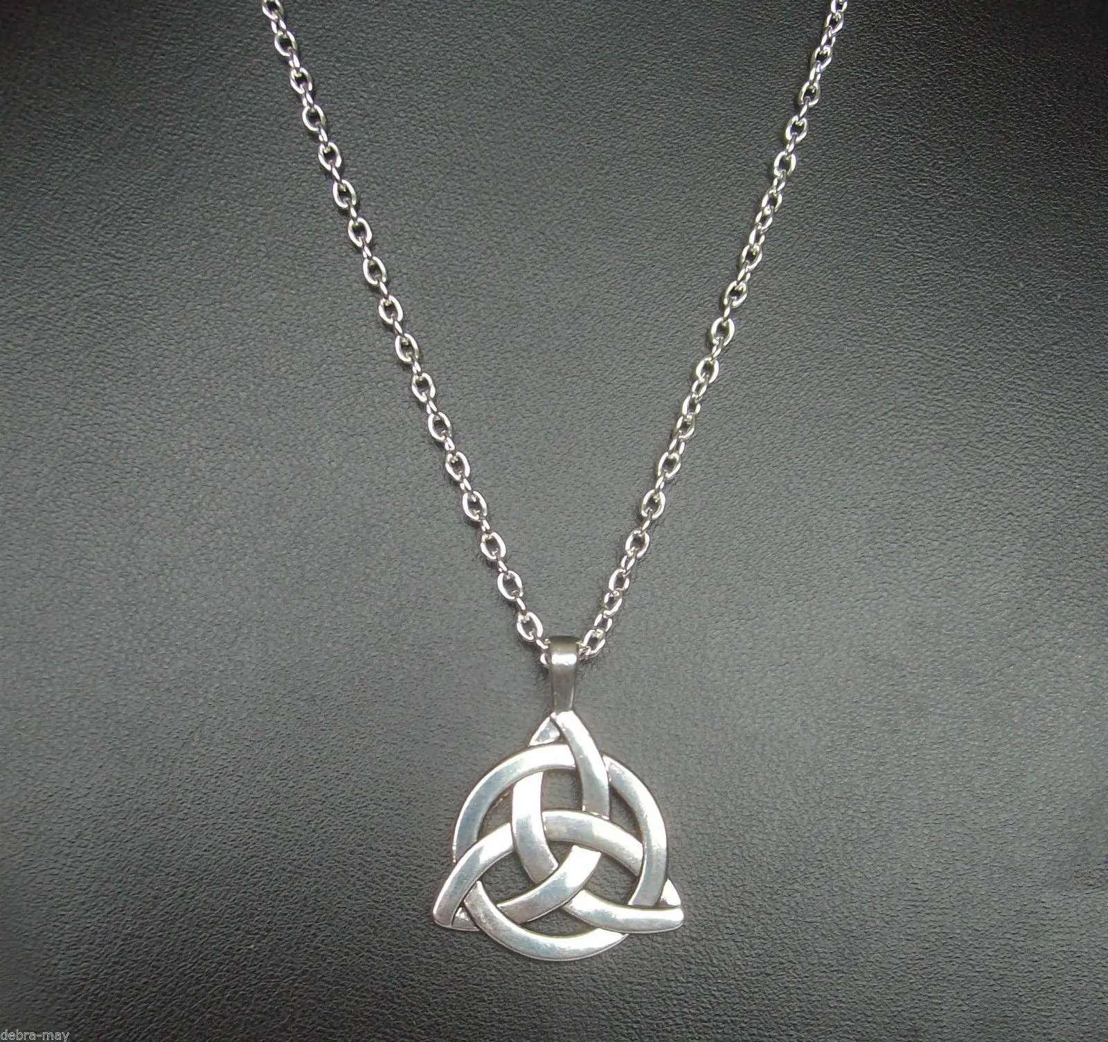 New Hot Sale Antique Silver Triangle knot Charm Pendant 45cm Cross Chain Necklaces Fashion Creativity Women Jewelry Holiday Gift
New Hot Sale Antique Silver Triangle knot Charm Pendant 45cm Cross Chain Necklaces Fashion Creativity Women Jewelry Holiday Gift