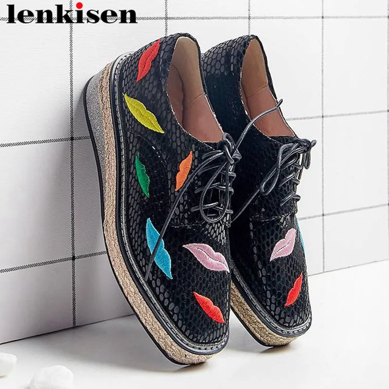 Mixed colors labium embroidery lace up med bottom waterproof lace up European British style square toe party dating shoes L33
Mixed colors labium embroidery lace up med bottom waterproof lace up European British style square toe party dating shoes L33