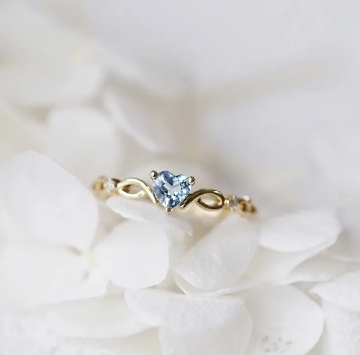 Women's hot new simple small fresh heart-shaped ring Europe and the United States sea blue crystal engagement wedding party ring
Women's hot new simple small fresh heart-shaped ring Europe and the United States sea blue crystal engagement wedding party ring