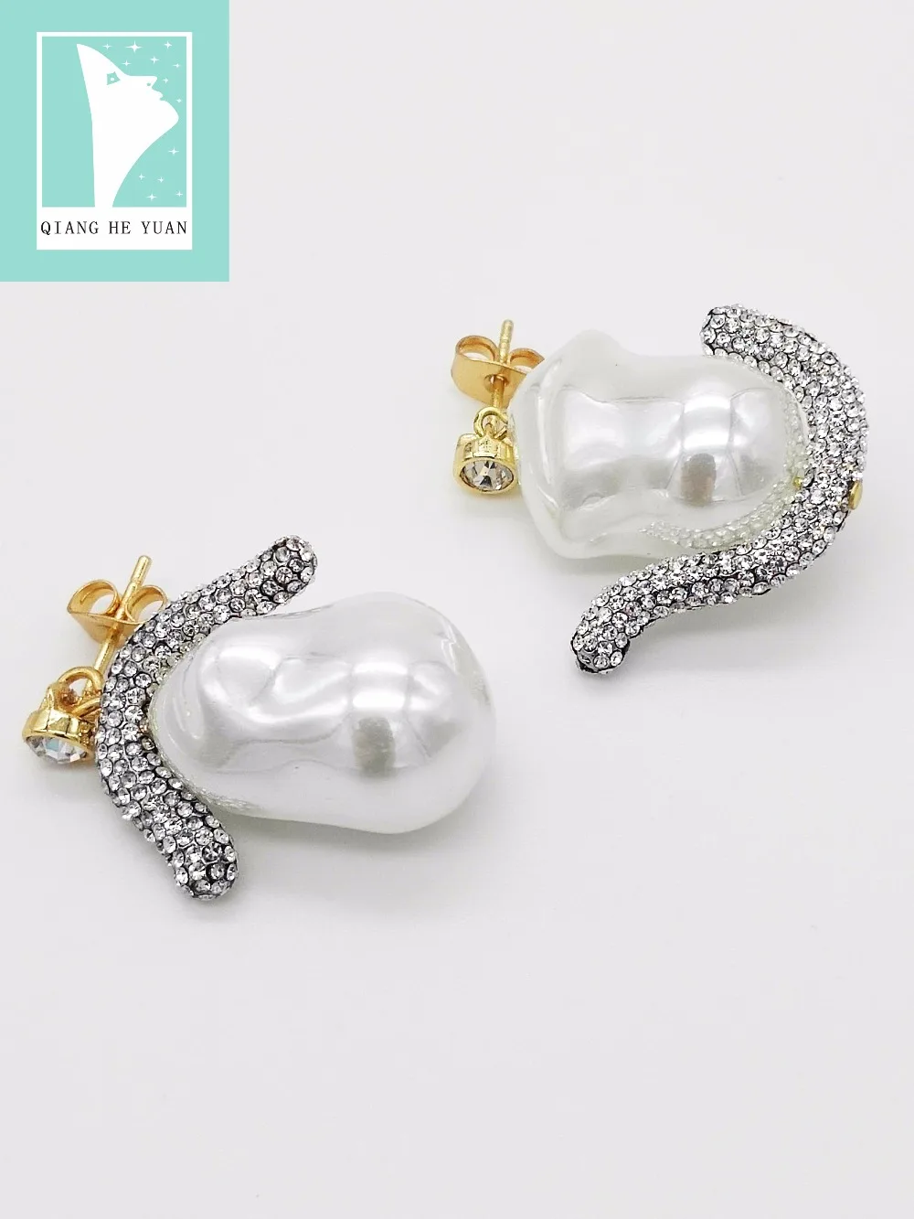 2019 Fashion new asymmetric personality big natural pearl alloy women earrings with CZ stones
2019 Fashion new asymmetric personality big natural pearl alloy women earrings with CZ stones
