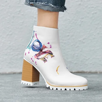 brand designer printing soft leather boots woman ankle boots pointed toe cowboy boots high heel platform winter snow runway boot 
brand designer printing soft leather boots woman ankle boots pointed toe cowboy boots high heel platform winter snow runway boot