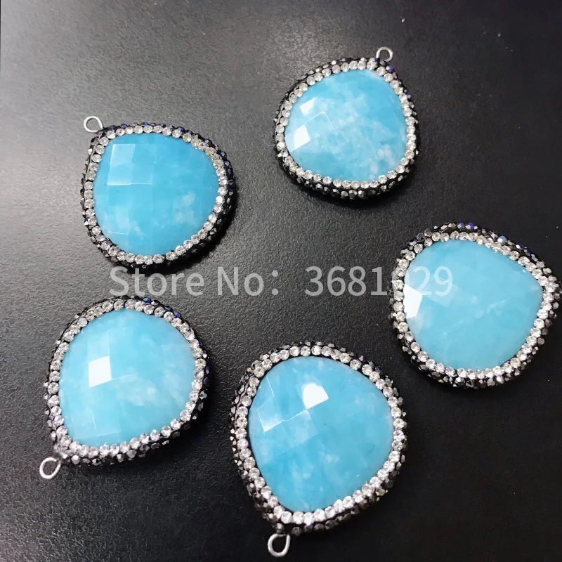 Natural quartz rock drop - shaped pendant with fresh blue sweater chain pendant
Natural quartz rock drop - shaped pendant with fresh blue sweater chain pendant