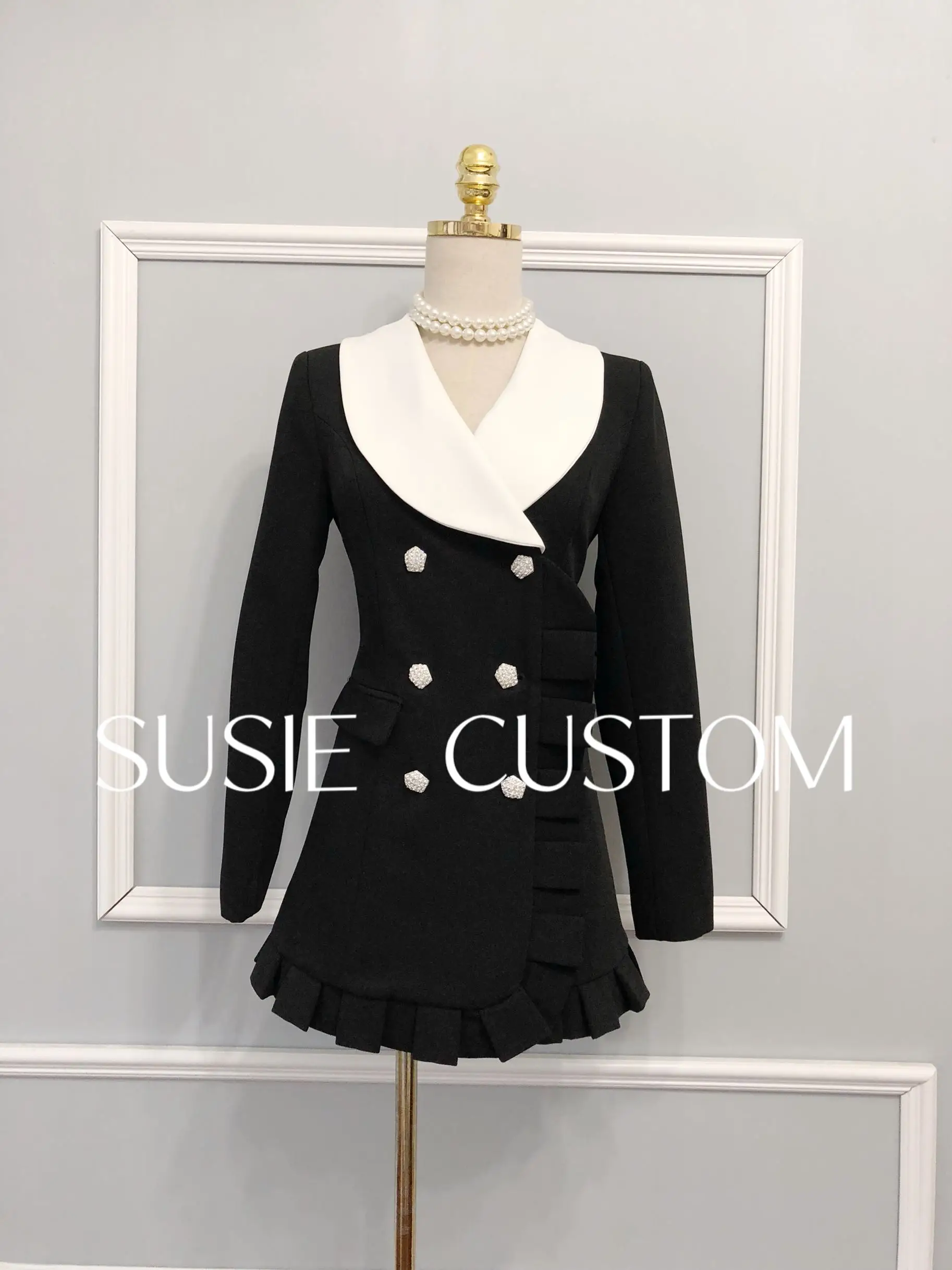 New drill button black and white color Lapel stitching pleated wooden ear side waist collection medium long suit jacket
New drill button black and white color Lapel stitching pleated wooden ear side waist collection medium long suit jacket