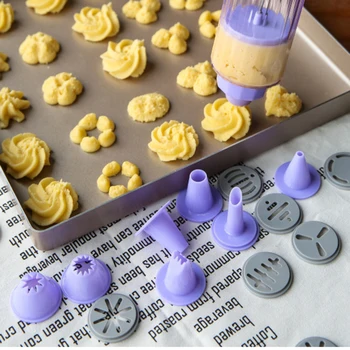 18 pcs Plastic Decorator Baking Beakers Flower Gun Transparent Cream Gun Cookie Gun
18 pcs Plastic Decorator Baking Beakers Flower Gun Transparent Cream Gun Cookie Gun