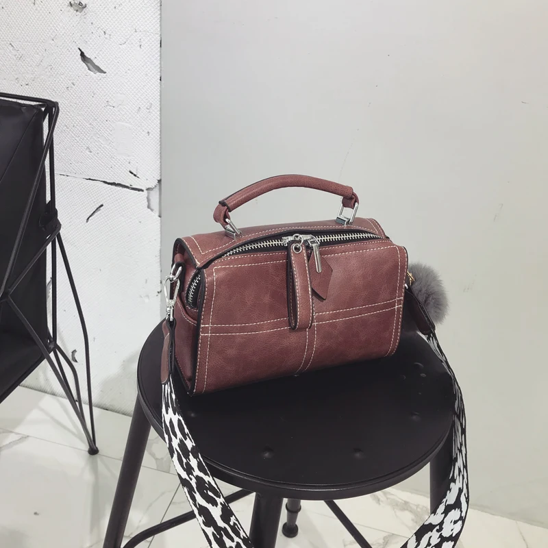 Brand women Boston Bag Shoulder Crossbody Handbag Wide Shoulder Strap High Quality Hot Sale Pu Vintage Leopard Print Designer
Brand women Boston Bag Shoulder Crossbody Handbag Wide Shoulder Strap High Quality Hot Sale Pu Vintage Leopard Print Designer