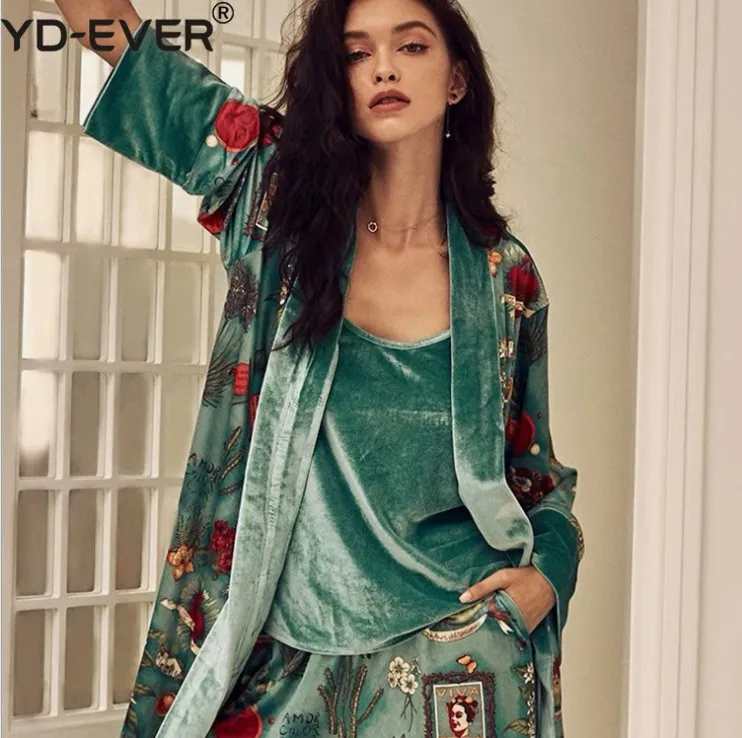 2019 New Autumn and Winter Women Retro Printed Gold Velvet Pajamas Warm Sleepwear Female Long-sleeved 3 Piece Set Home Nightwear
2019 New Autumn and Winter Women Retro Printed Gold Velvet Pajamas Warm Sleepwear Female Long-sleeved 3 Piece Set Home Nightwear