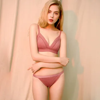 Ladies lace sexy French underwear triangle cup thin cup bra without rims boutique bra new suit
Ladies lace sexy French underwear triangle cup thin cup bra without rims boutique bra new suit