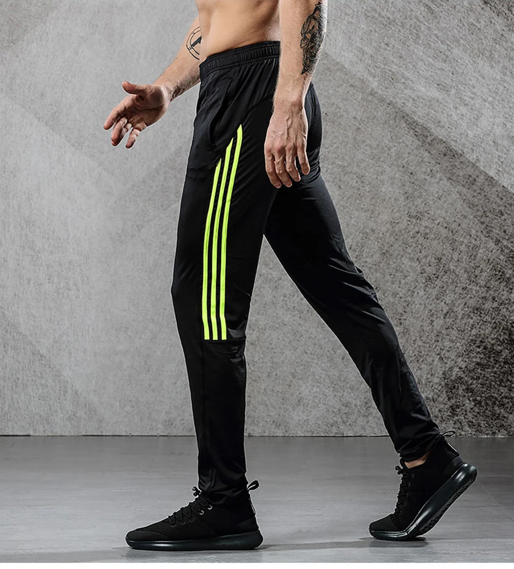 Image from the right men's breathable elastics pants for sport. Sport's breathable leggings for sport black with yellow line color. Foto from the right men's breathable elastics pants for sport. Sport's breathable leggings for sport black with yellow line color.