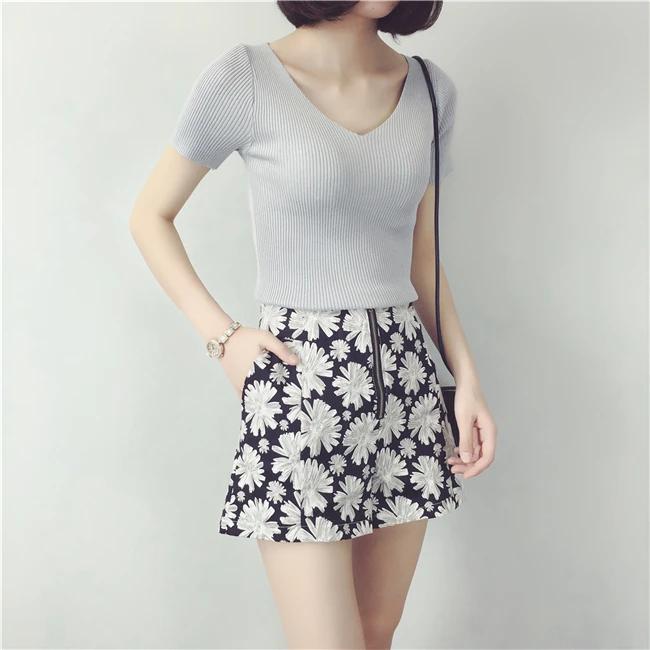 2019 Summer V-neck Short Sleeve Knitted T-shirt Casual Basic TShirt Korean Fashion Slim Women Clothing Knit T shirt
2019 Summer V-neck Short Sleeve Knitted T-shirt Casual Basic TShirt Korean Fashion Slim Women Clothing Knit T shirt