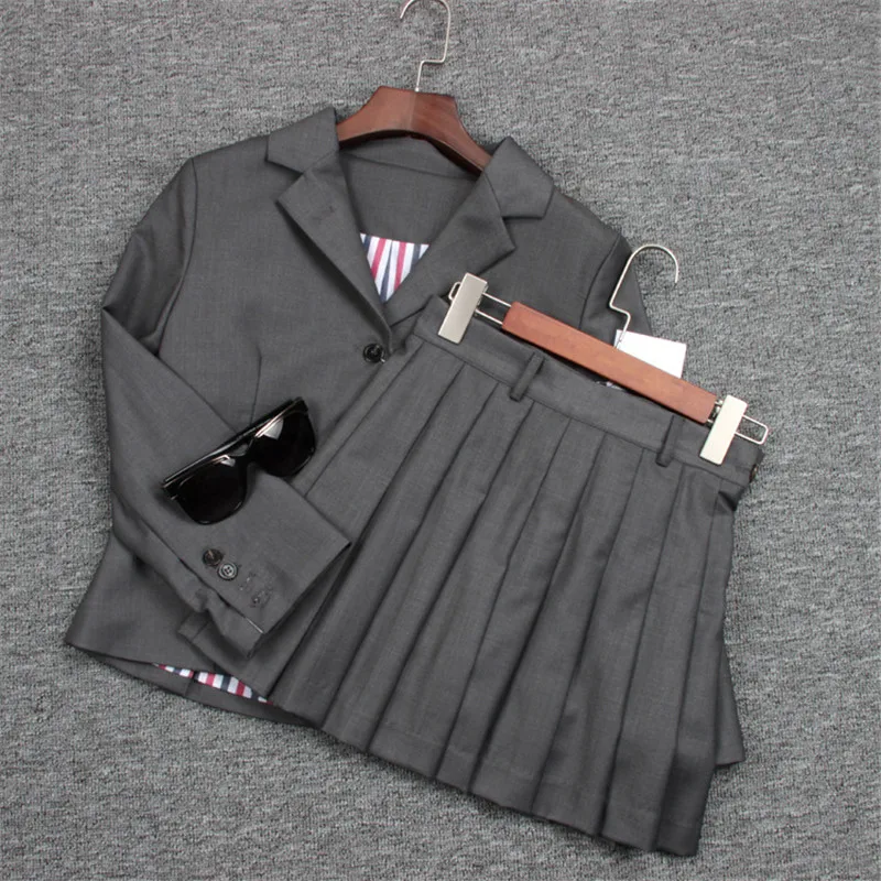 High Quality Runway Skirt Suits Women Classic Grey Casual Blazer and Pleated Skirt Set
High Quality Runway Skirt Suits Women Classic Grey Casual Blazer and Pleated Skirt Set
