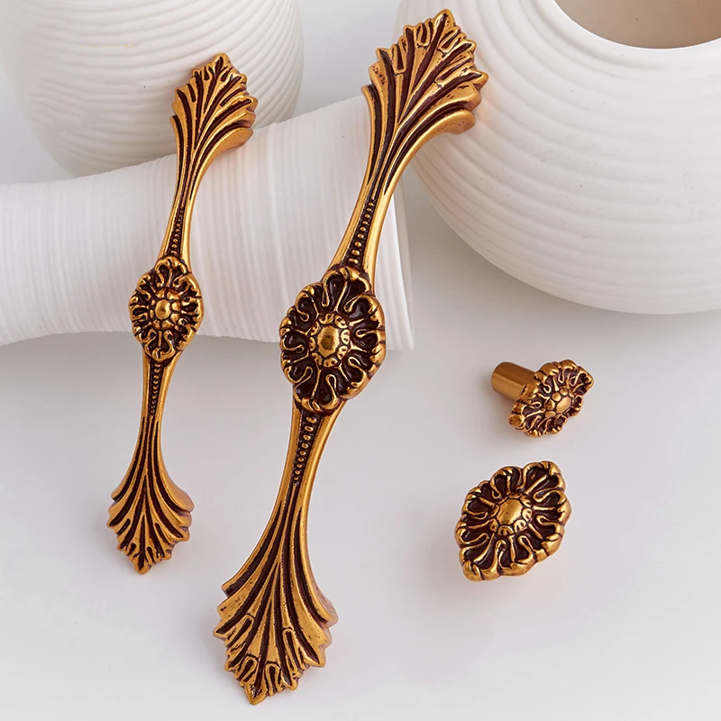 Elegant 2PCS European Antique Kitchen Cabinet Door Handles Cupboard Wardrobe Drawer Cabinet Pull Handles and Knobs Decorations
Elegant 2PCS European Antique Kitchen Cabinet Door Handles Cupboard Wardrobe Drawer Cabinet Pull Handles and Knobs Decorations