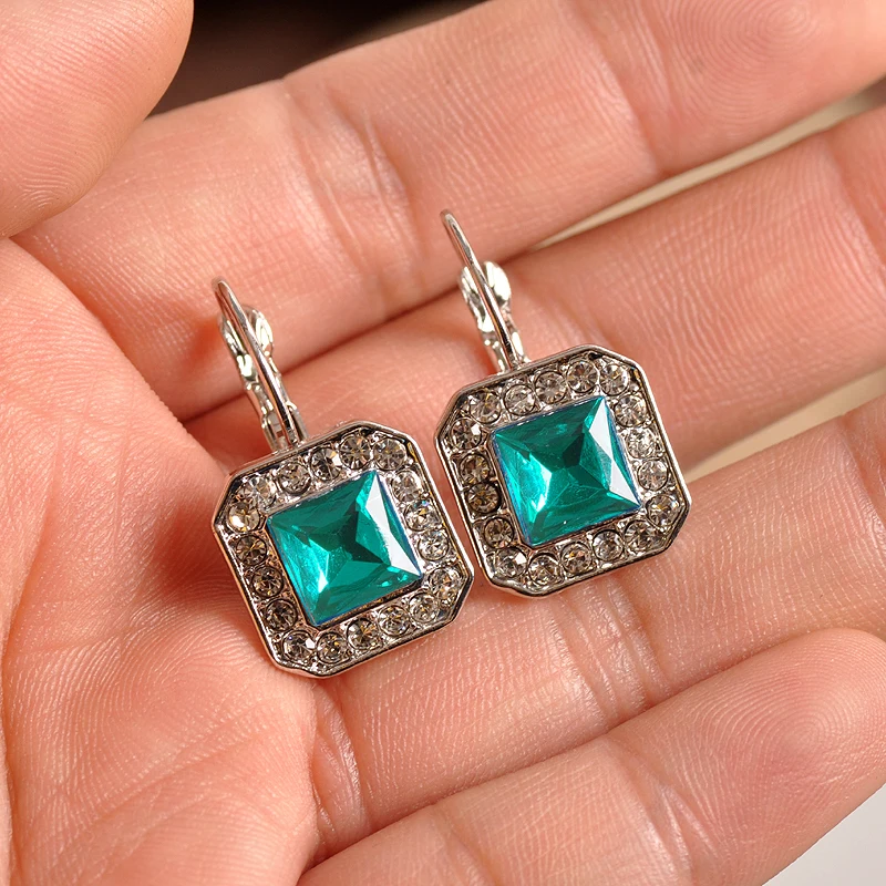 New fashion gorgeous women jewelry girl boy birthday party white green mixed ear hook type earrings to avoid shipping
New fashion gorgeous women jewelry girl boy birthday party white green mixed ear hook type earrings to avoid shipping