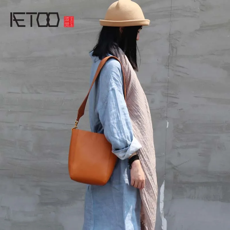 BJYL New handmade leather handbag women shoulder strap bucket bag Vegetable tanned genuineleather literary retro small tote bag 
BJYL New handmade leather handbag women shoulder strap bucket bag Vegetable tanned genuineleather literary retro small tote bag