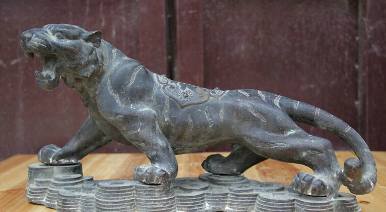 Collectible bronze S2100 18" Old Chinese Bronze Folk Fu Wealth Money Zodiac Year Tiger Statue sculpture B0403
Collectible bronze S2100 18" Old Chinese Bronze Folk Fu Wealth Money Zodiac Year Tiger Statue sculpture B0403