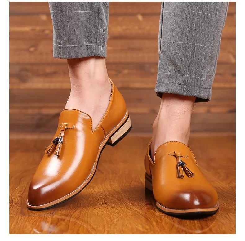 Nowe mody mężczyźni Brogues mężczyźni buty mokasyny buty przypadkowi mężczyźni buty mieszkania wkładane mokasyny vintage pomponem skóra z mikrofibry buty -