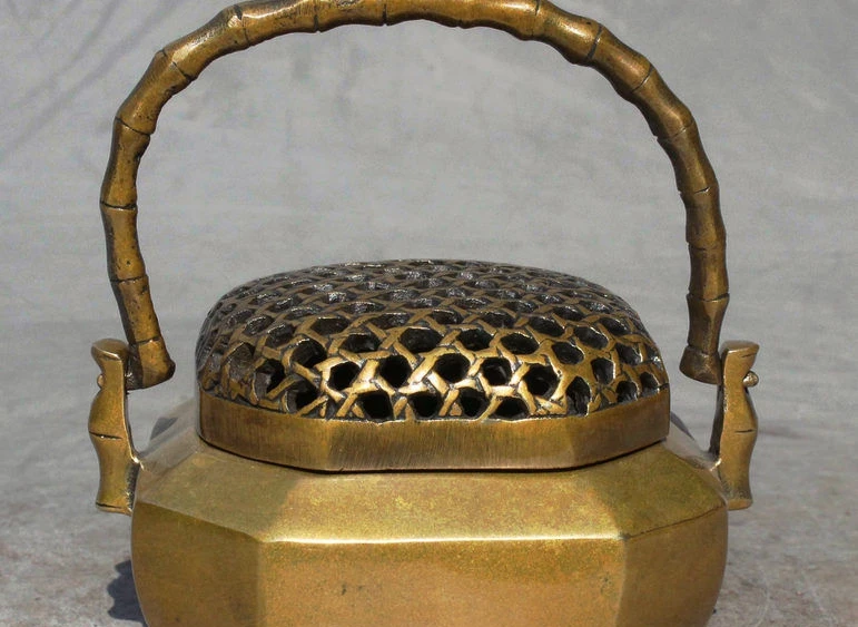 Marked China Palace Pure Copper Bronze Handle Incense Burner Censer Statue
Marked China Palace Pure Copper Bronze Handle Incense Burner Censer Statue