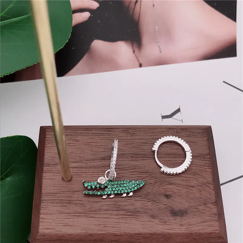 TIFF 925 Sterling Silver Stud Earrings, Green Small Crocodile Asymmetric Earrings, Personality Fashion ladies jewellery.
TIFF 925 Sterling Silver Stud Earrings, Green Small Crocodile Asymmetric Earrings, Personality Fashion ladies jewellery.