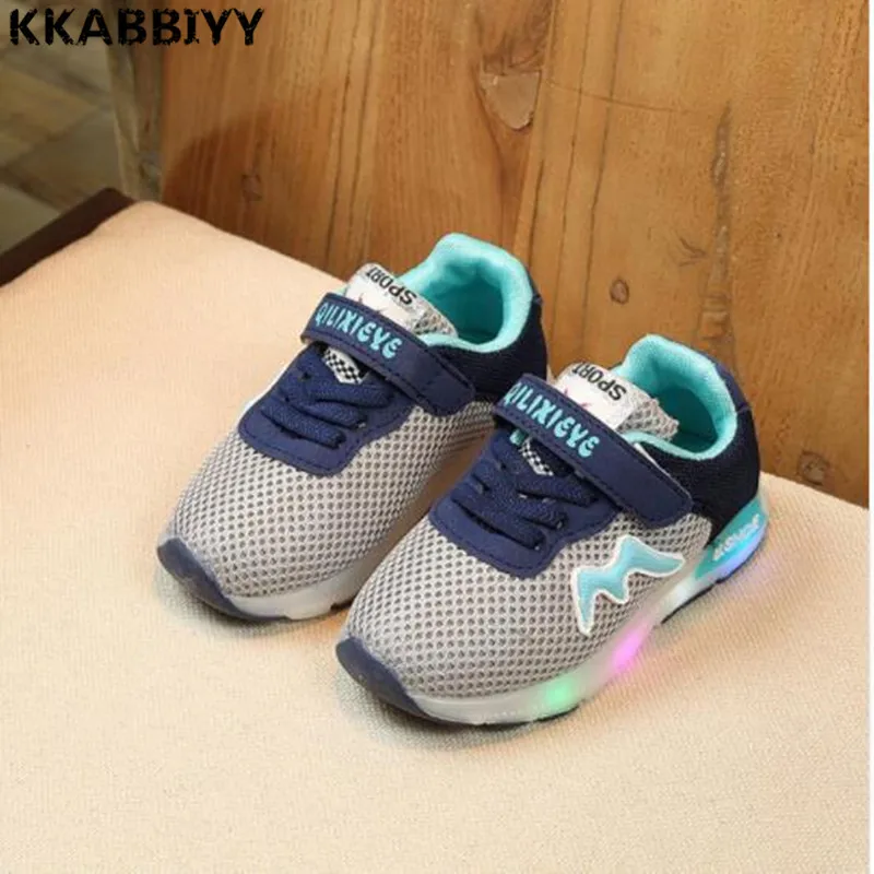 New Spring/Summer Mesh Children Glowing Sneakers LED Lighting Up Girls Boys Shoes Fashion Cute Flash Kids Shoes 
New Spring/Summer Mesh Children Glowing Sneakers LED Lighting Up Girls Boys Shoes Fashion Cute Flash Kids Shoes