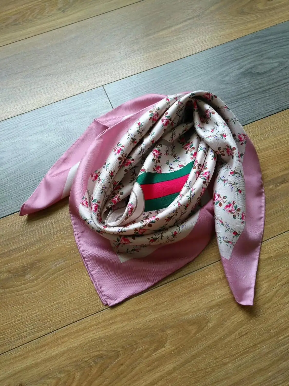 2019 new arrival fashion classic flower pattern 100% silk scarf 90*90 cm square shawl twill wrap for women free shipping
2019 new arrival fashion classic flower pattern 100% silk scarf 90*90 cm square shawl twill wrap for women free shipping