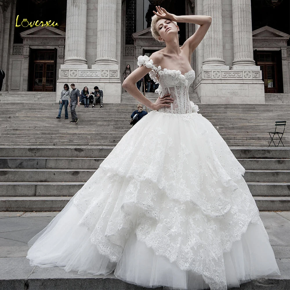 Loverxu Sweetheart Ball Gown Wedding Dresses 2019 Appliques Beading Hand Made Flowers One shoulder Sweep Train Lace Bridal Gown
Loverxu Sweetheart Ball Gown Wedding Dresses 2019 Appliques Beading Hand Made Flowers One shoulder Sweep Train Lace Bridal Gown