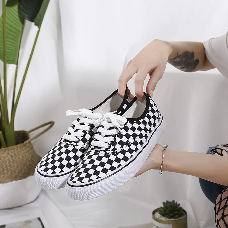 2019 Autumn New Canvas Shoes Female White Shoes With Black And White Plaid Male Students Korean Version Of The Flat Tide Shoes
2019 Autumn New Canvas Shoes Female White Shoes With Black And White Plaid Male Students Korean Version Of The Flat Tide Shoes