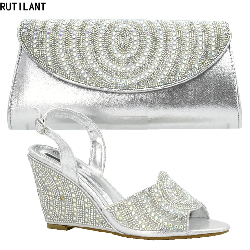Latest Design African Wedding Shoes and Bag Set Decorated with Rhinestone Italian Shoe and Bag Set for Party In Women Sets
Latest Design African Wedding Shoes and Bag Set Decorated with Rhinestone Italian Shoe and Bag Set for Party In Women Sets