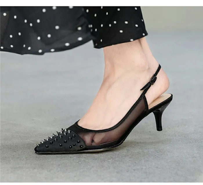 Фото Женские офисные туфли-лодочки с острым носком и сетчатыми заклепками цвет черный