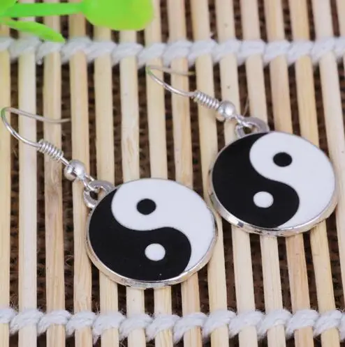 2019 hot European and American style Tai Chi earrings Japanese girls silver earrings Harajuku style Yin Yang gossip earrings
2019 hot European and American style Tai Chi earrings Japanese girls silver earrings Harajuku style Yin Yang gossip earrings