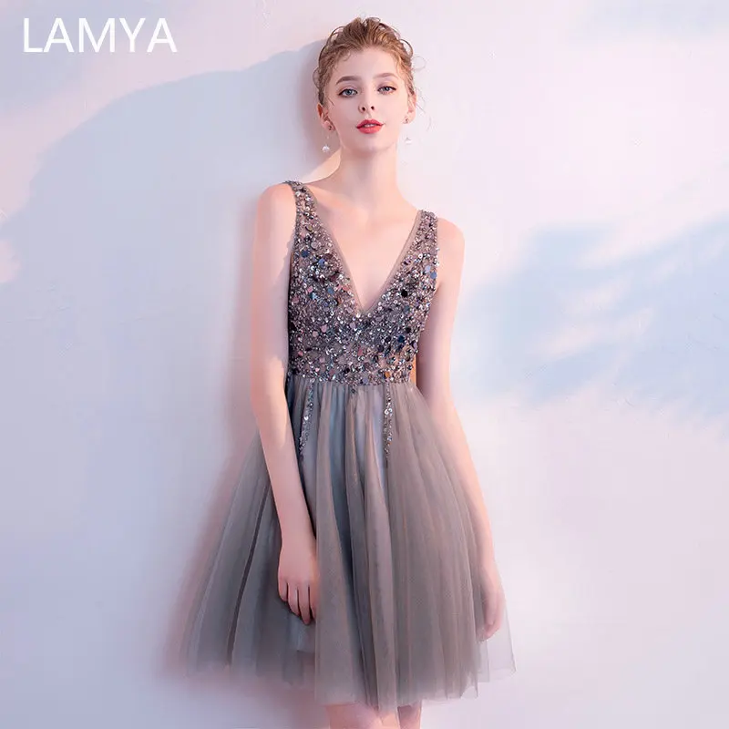 LAMYA Backless Beading Tulle Formal Dress 2019 Luxury V-neck Evening Party Dress Short Prom Gown Custom Made Robe De Soiree
LAMYA Backless Beading Tulle Formal Dress 2019 Luxury V-neck Evening Party Dress Short Prom Gown Custom Made Robe De Soiree