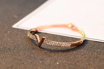2020 New Europe Fashion Jewelry bracelet bracelet 2 Colors Crystal from Swarovskis for Women Couple LOVE wedding jewelry
2020 New Europe Fashion Jewelry bracelet bracelet 2 Colors Crystal from Swarovskis for Women Couple LOVE wedding jewelry