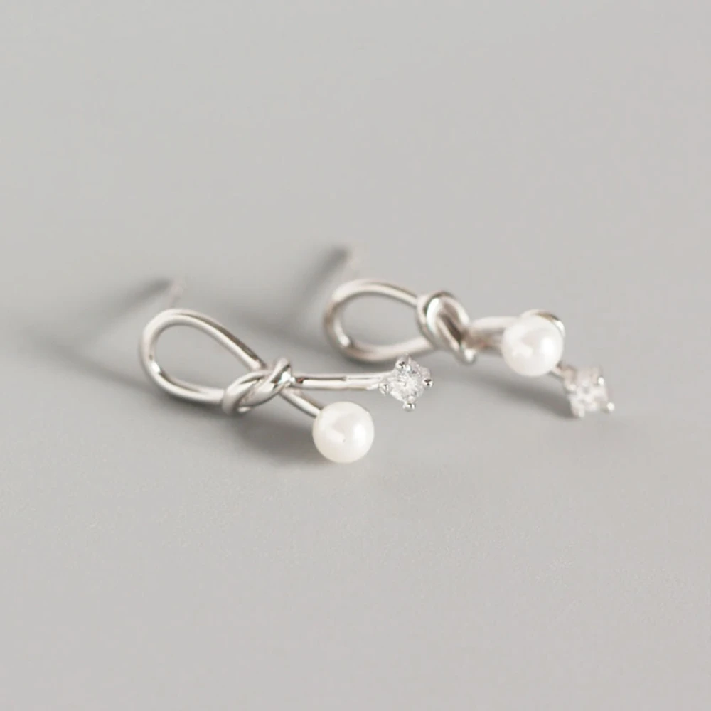 925 Sterling Silver Geometric Lines Knotted Bow Zircon Pearl Stud Earrings Fine Jewelry for Girls Birthday Gift Wholesale 2019
925 Sterling Silver Geometric Lines Knotted Bow Zircon Pearl Stud Earrings Fine Jewelry for Girls Birthday Gift Wholesale 2019