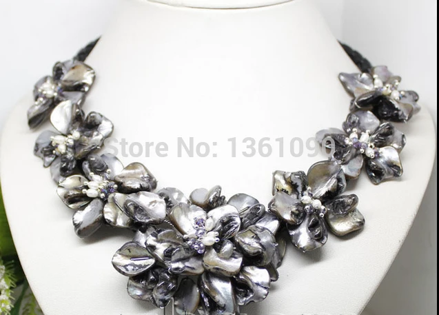 000183 Fashion Jewelry black mother of pearl shell flowers pendant necklace 18"long (A0502)
000183 Fashion Jewelry black mother of pearl shell flowers pendant necklace 18"long (A0502)