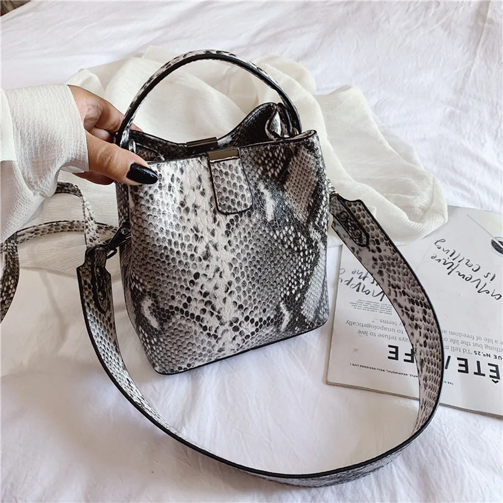 New Women's Snake Square Shoulder Fashion Joker Shoulder Messenger Bag Women's Party Bag bolsas feminina 2019 New
New Women's Snake Square Shoulder Fashion Joker Shoulder Messenger Bag Women's Party Bag bolsas feminina 2019 New
