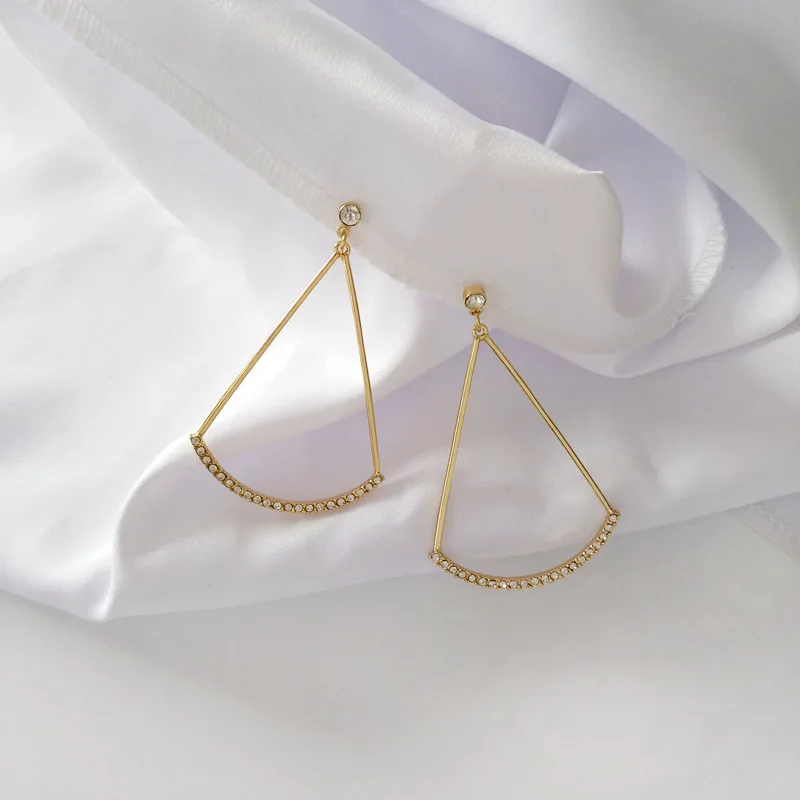 Cute Simple Rhinestone Water Drop Non Piercing Earrings Temperament Shiny Stylish Clip Earrings Bulgaria Jewelry for Women
Cute Simple Rhinestone Water Drop Non Piercing Earrings Temperament Shiny Stylish Clip Earrings Bulgaria Jewelry for Women