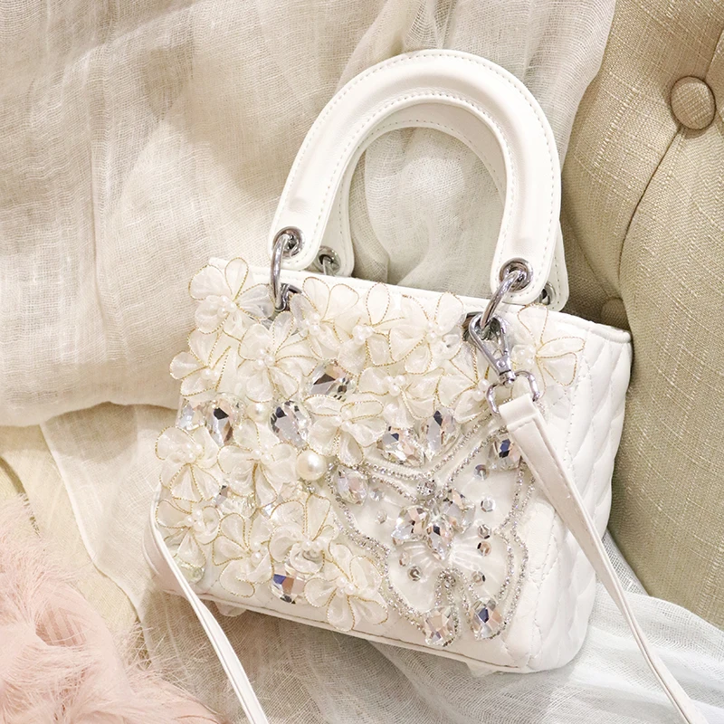 2018 female ins super fire lace with diamond bow shoulder handbags women bag white lace flowers crystals beautiful lady bags
2018 female ins super fire lace with diamond bow shoulder handbags women bag white lace flowers crystals beautiful lady bags
