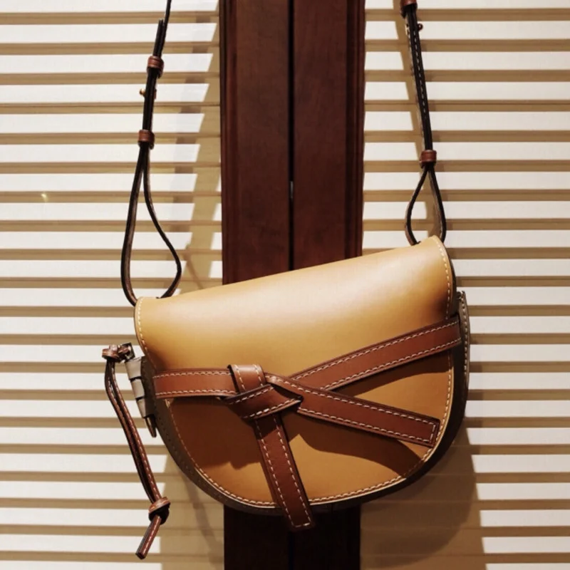 New Fashion Genuine Leather Women's Handbag High Quality Saddle Bag Contrast Color Bow Design Leisure Crossbody Bag
New Fashion Genuine Leather Women's Handbag High Quality Saddle Bag Contrast Color Bow Design Leisure Crossbody Bag