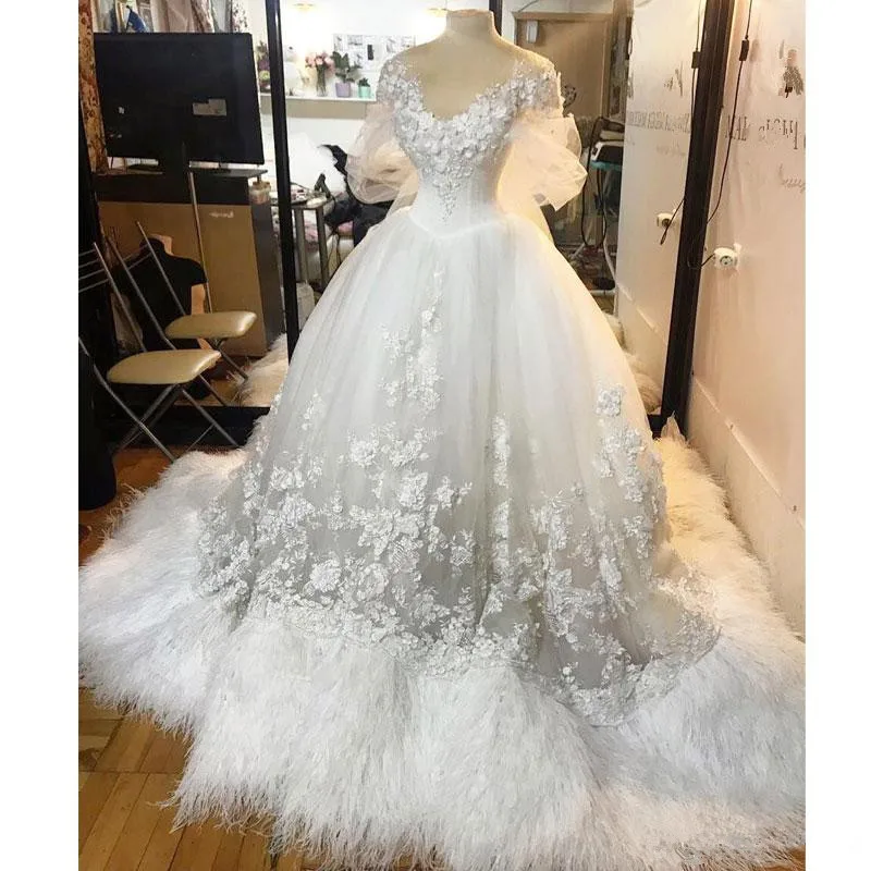 Vintage Gothic Ball Gown Wedding Dresses 3D Appliqued Scoop Plus Size Feather Bridal Gowns Beaded Lace-up Tulle Vestido De Novia
Vintage Gothic Ball Gown Wedding Dresses 3D Appliqued Scoop Plus Size Feather Bridal Gowns Beaded Lace-up Tulle Vestido De Novia