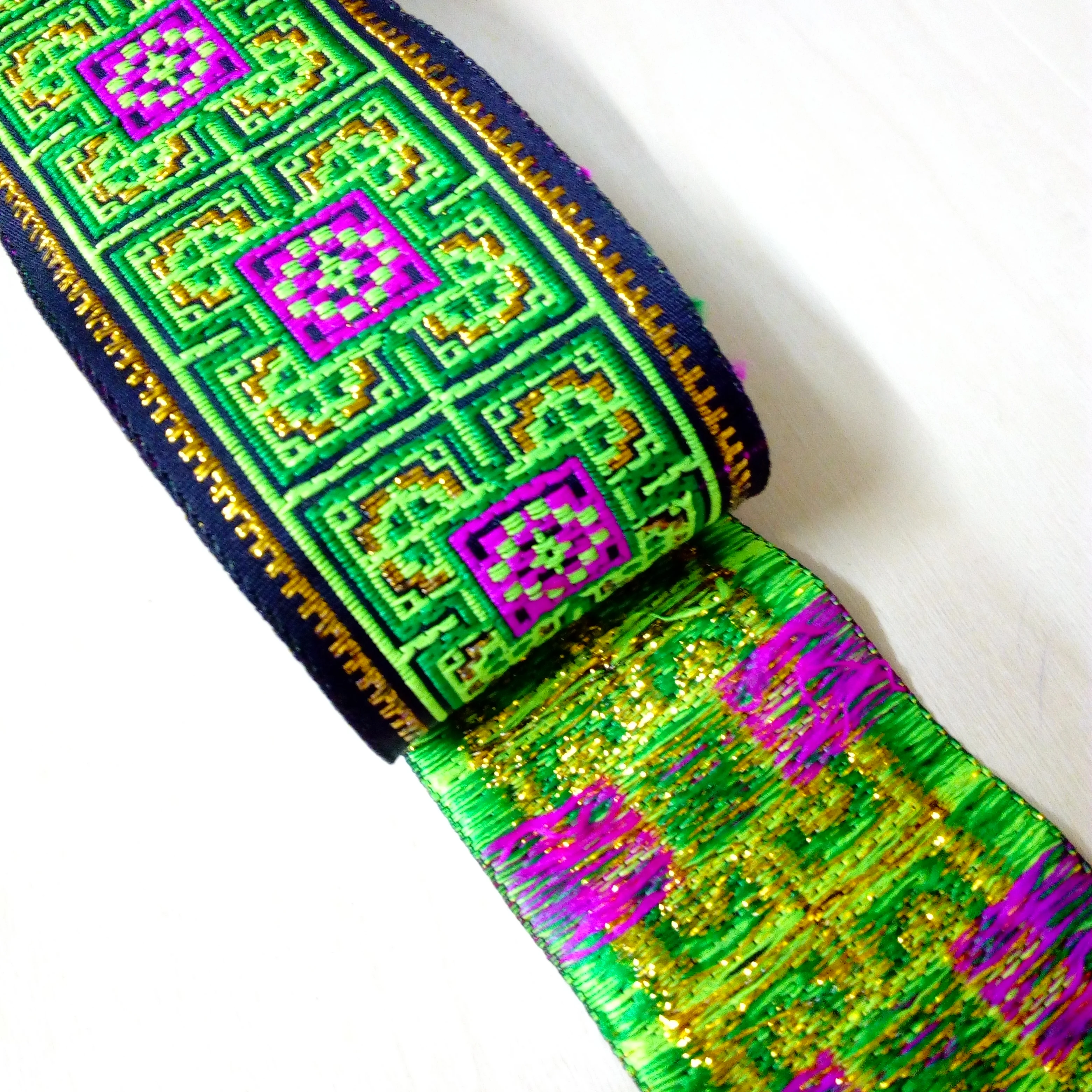 50mm 5cm 2'' Green Pink Filigree Golden Blocks Bright Ethnc Rhombus Webbing Curtain Trim National Woven Jacquard Ribbon Laciness
50mm 5cm 2'' Green Pink Filigree Golden Blocks Bright Ethnc Rhombus Webbing Curtain Trim National Woven Jacquard Ribbon Laciness