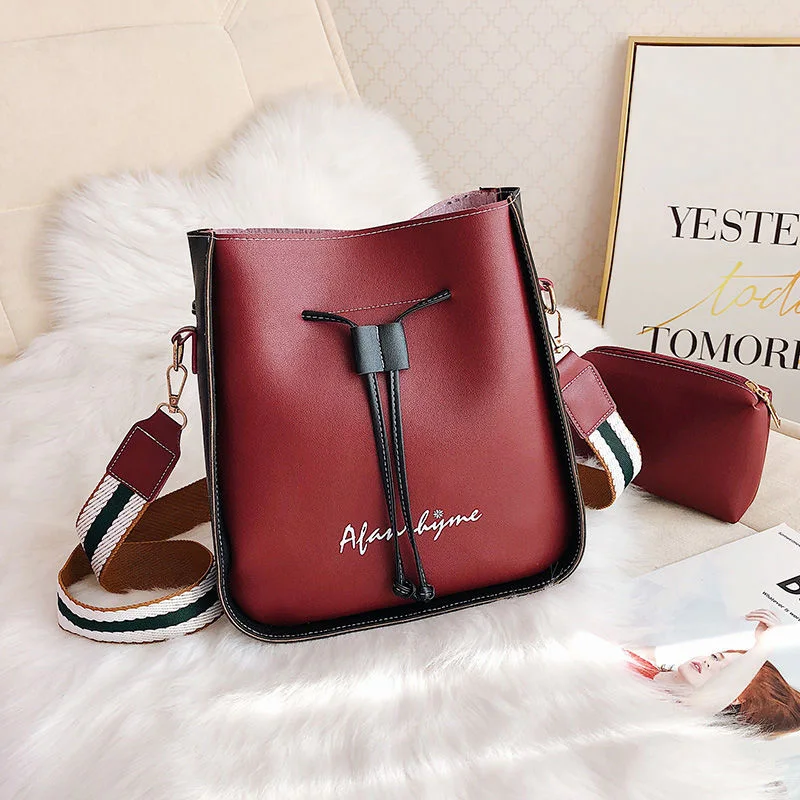 Women's shoulder bag soft PU material trendy fashion casual British wind high quality multi-function large capacity design
Women's shoulder bag soft PU material trendy fashion casual British wind high quality multi-function large capacity design