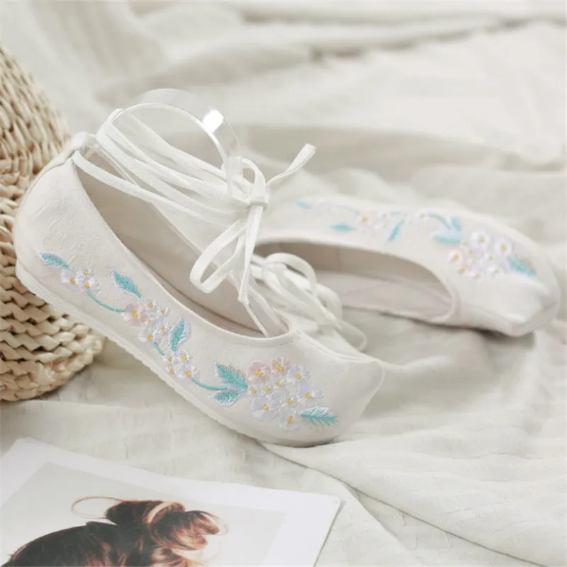 New women's casual shoes fashion embroidered comfortable women's shoes sneakers Vulcanize women's shoes
New women's casual shoes fashion embroidered comfortable women's shoes sneakers Vulcanize women's shoes