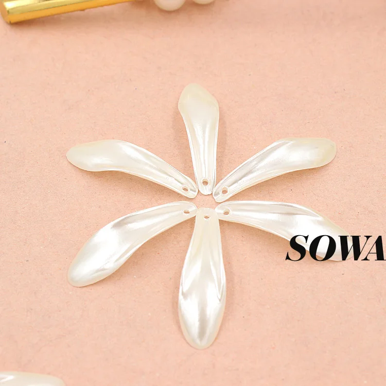 

New Sales!200pcs 30*10 mm Ivory Craft ABS Resin Imitation Pearls Effect 3D Maple Leaf Designed Beads For Making Jewelry DIY