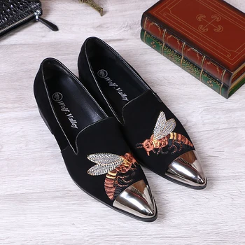 New Fashion Gold Embroidery Flowers Metal Toe Men Loafers Slip On Espadrilles Mens Shoes Casual Black Zapatos Hombre Size 37-46
New Fashion Gold Embroidery Flowers Metal Toe Men Loafers Slip On Espadrilles Mens Shoes Casual Black Zapatos Hombre Size 37-46